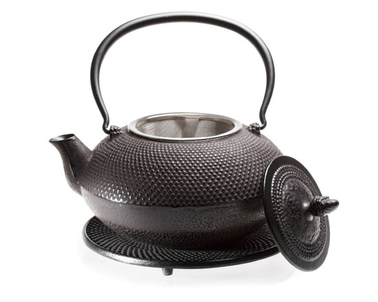 Cast iron tea pot 40oz, black w/matching trivet